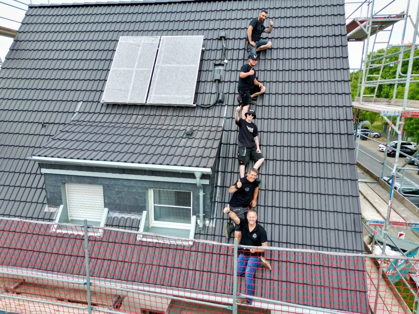 Innungsdachdecker auf einem steilen Dach