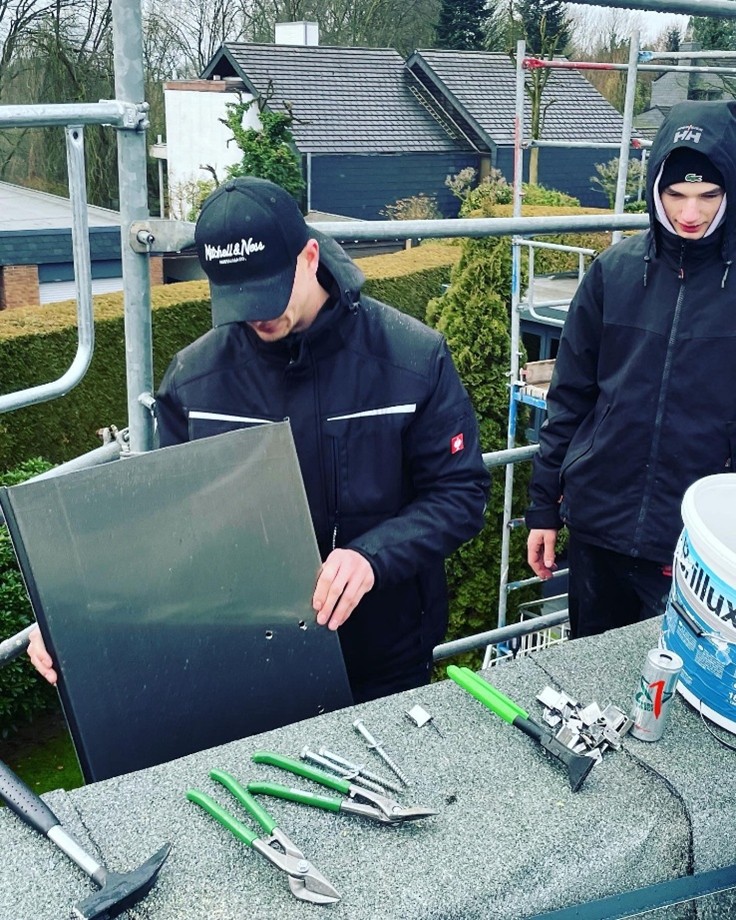 Innungsdachdecker bei der Arbeit auf dem Dach