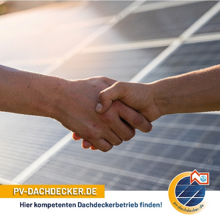 Innungsdachdecker auf einer Solaranlage